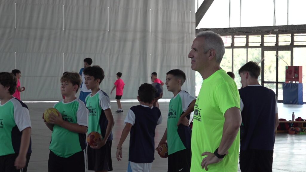 Toni Gerona destaca la tasca del campus del Centre d’Esports Tortosa i afronta un any clau amb la selecció del Japó Entrenador Toni Gerona amb els jóvens participants del campus d'handbol del Centre d'Esports Tortosa al pavelló municipal