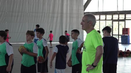 Entrenador Toni Gerona amb els jóvens participants del campus d'handbol del Centre d'Esports Tortosa al pavelló municipal