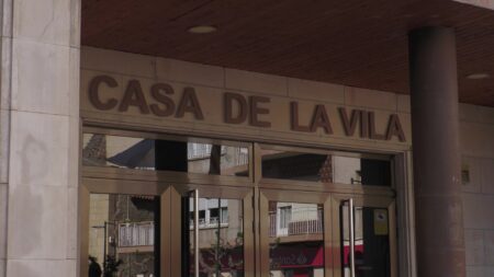 Flix fa una ampliació de capital de dos milions d’euros a l’empresa pública Flix Gestió d’Iniciatives Econòmiques L'Ajuntament de Flix va aprovar en el seu darrer ple ordinari una ampliació de capital de més de dos milions d'euros per a l'empresa pública Flix Gestió d'Iniciatives Econòmiques