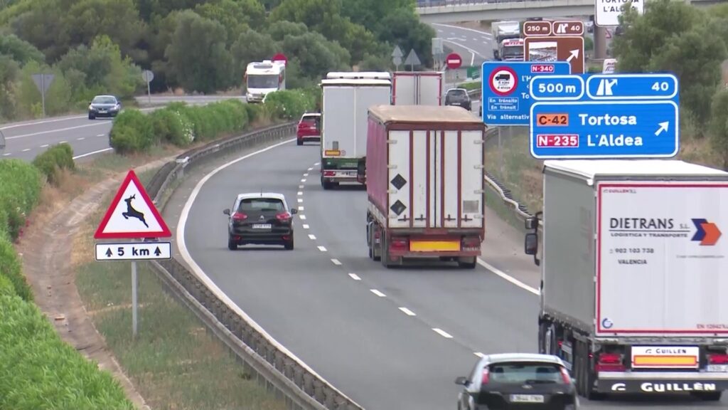 Trànsit de camions i vehicles per l'AP-7 a les Terres de l'Ebre, a l'alçada del desviament cap a Tortosa i l'Aldea