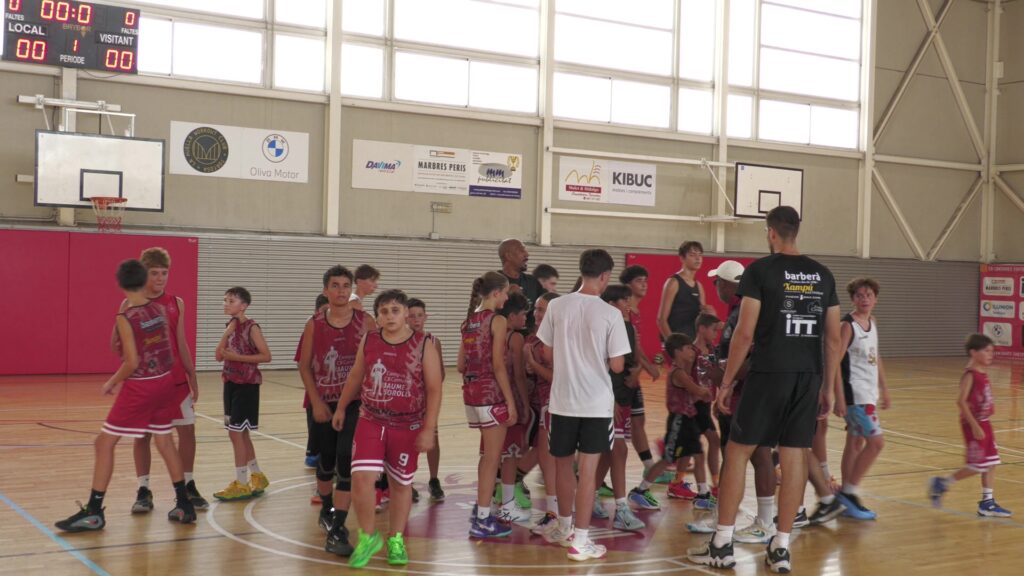 El Campus Jaume Sorolla duplica la participació i consolida l’aposta per la tecnificació Entrenador David King dirigint un grup de jóvens jugadors de basquetbol del Campus Jaume Sorolla a la pista de Tortosa, Baix Ebre.