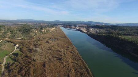 Vista aèria del riu Ebre al seu pas pel municipi d'Ascó, a la comarca de la Ribera d'Ebre.