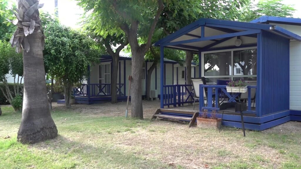 Instal·lacions d'un càmping de les Terres de l'Ebre amb bungalous i parcel·les preparades per a la temporada alta d'estiu.