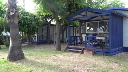 Instal·lacions d'un càmping de les Terres de l'Ebre amb bungalous i parcel·les preparades per a la temporada alta d'estiu.