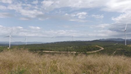 El Perelló demana que el PLATER s’adapti a la modificació del POUM per ordenar la implantació de renovables Parc eòlic amb aerogeneradors distribuits pels turons i espais naturals del Perelló, a la comarca del Baix Ebre