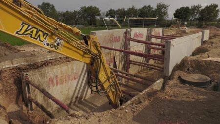 Màquina excavadora treballant en les obres del desaigüe del Préstamo a Deltebre