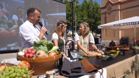 El Renaixement Gastronòmic recupera els sabors del segle XVI a la plaça del Mercat de Tortosa Demostració de cuina en directe amb Ada Parellada a la plaça del Mercat de Tortosa per la Festa del Renaixement.