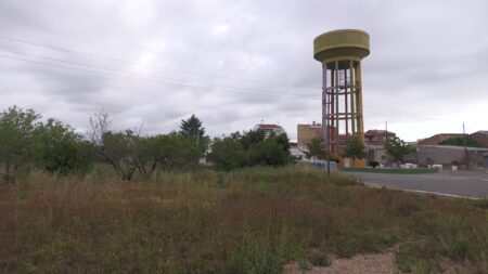 Santa Bàrbara adjudica les obres de la bassa de laminació amb l’objectiu que estigue operativa a la tardor Terrenys a Santa Bàrbara on se situarà la futura bassa de laminació amb el dipòsit d'aigua municipal al fons