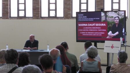 Tortosa reivindica la figura de la mestra i periodista republicana Marina Daufí El periodista Gustau Moreno durant la conferència sobre Marina Daufí al Museu de Tortosa.