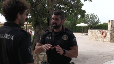 Álvaro Gaseni, coordinador cap del Servei d'Urgències Municipal, parlant sobre ofegaments a l'Ametlla de Mar.