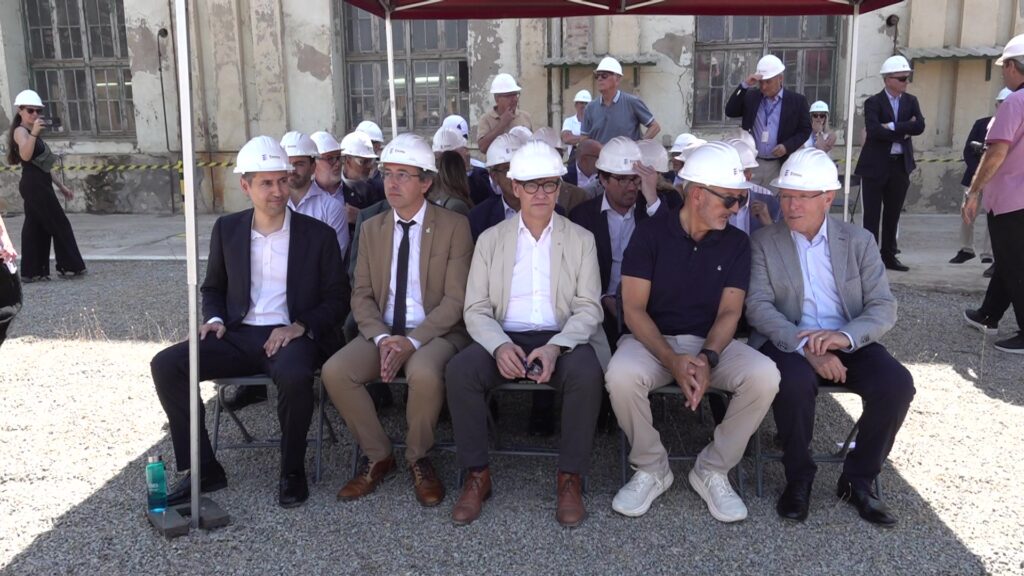 Pol Valls, cofundador de Submer Group, Francesc Barbero, alcalde de Flix, Salvador Illa, president de la Generalitat, Miquel Sàmper, conseller d'Empresa i Treball i Antón Valero, president d'Ercros, durant l'acte de presentació del nou centre de dades d'IA.
