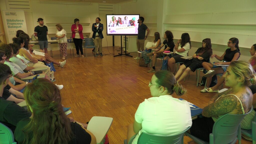 Alumnes i autoritats a la Biblioteca Francesc Balagué de Sant Jaume d'Enveja durant el curs de lleure al Montsià