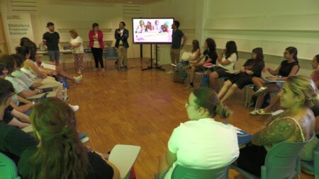 Alumnes i autoritats a la Biblioteca Francesc Balagué de Sant Jaume d'Enveja durant el curs de lleure al Montsià