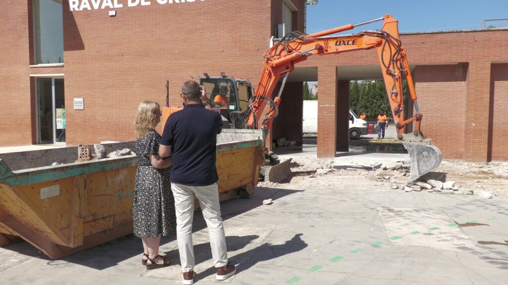 Obres de reforma als patis de l'Escola Raval de Cristo a Roquetes