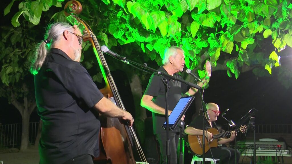 Benifallet celebra una nova edició del Festival de Poesia Un-i-vers amb homenatges a grans figures de les lletres Actuació musical amb contrabaix, veu i guitarra al Festival de Poesia Un-i-vers de Benifallet, Baix Ebre