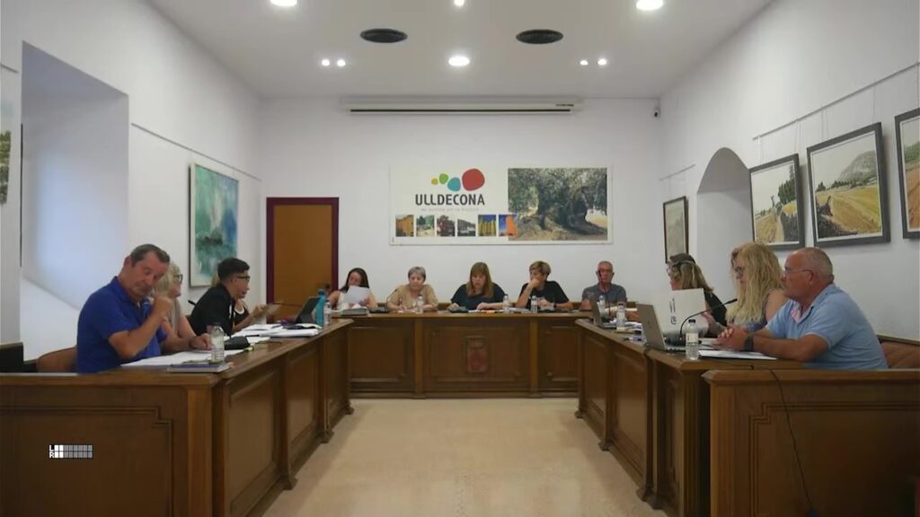 Sessió plenària de l'Ajuntament d'Ulldecona al Montsià durant el debat dels pressupostos municipals