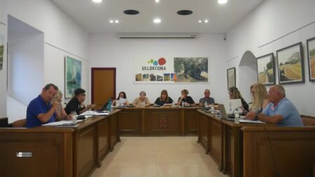 Sessió plenària de l'Ajuntament d'Ulldecona al Montsià durant el debat dels pressupostos municipals