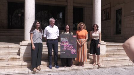 Presentació oficial del cartell de les Festes Majors d'Amposta 2026 a l'ajuntament, inspirat en l'eclipsi solar de les Terres de l'Ebre