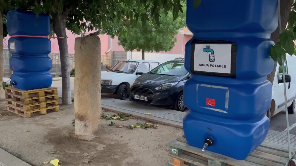 Flix desaconsella consumir l’aigua de l’aixeta per un excés de clorats Dipòsits blaus de subministrament d'aigua potable provisional instal·lats en un carrer de Flix