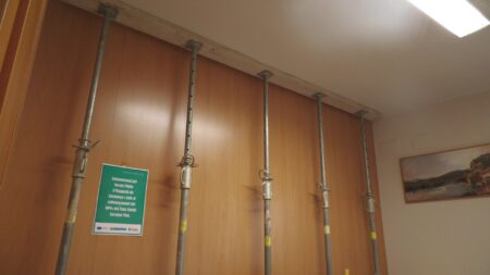 Interior de l'ajuntament de Miravet amb puntals de seguretat a causa d'esquerdes estructurals