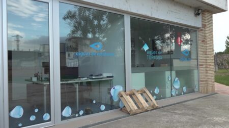 El ple de Tortosa autoritza un préstec de 2,5 milions a Aigües de Tortosa Façana exterior de les oficines de l'empresa mixta Aigües de Tortosa al municipi de Tortosa