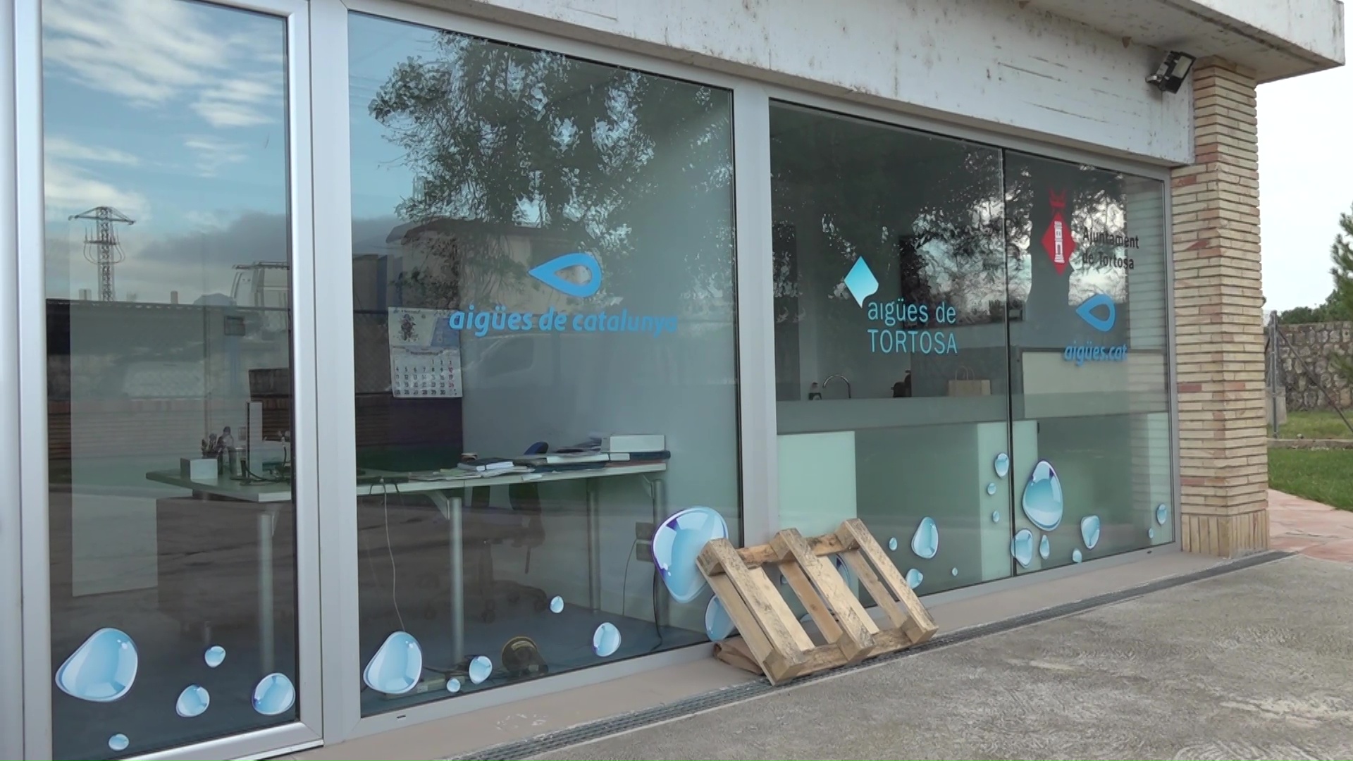 El ple de Tortosa autoritza un préstec de 2,5 milions a Aigües de Tortosa Façana exterior de les oficines de l'empresa mixta Aigües de Tortosa al municipi de Tortosa