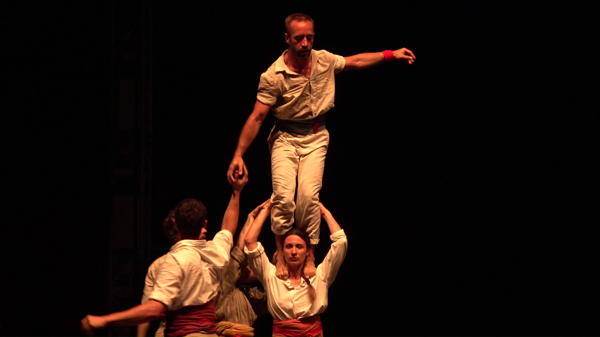 La tradició dels castells es porta a la contemporaneïtat amb ‘Aleta’ a Vertebra Dansa Representació de l'espectacle Aleta de la companyia Marc Fernández al festival Vertebra Dansa de Tortosa