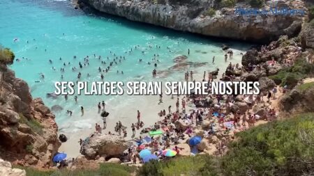 Pepet i Marieta posa música al debat sobre la massificació turística amb ‘Ses platges seran sempre nostres’ Imatge d'una cala saturada de turistes que il·lustra el nou tema de Pepet i Marieta