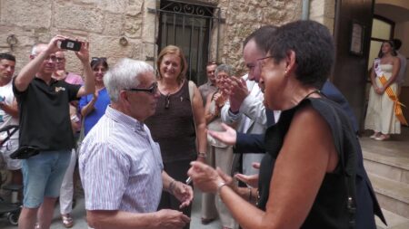 Paco Castellnou saludant autoritats i veïns durant la Festa Major de Sant Jaume a Tivissa