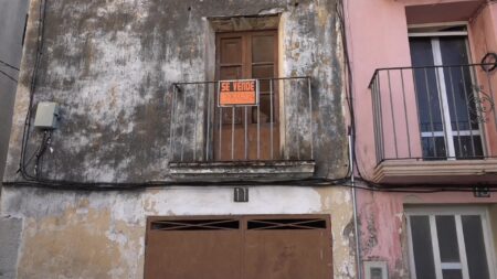 Façana d'un habitatge antic en venda al nucli històric d'Ulldecona