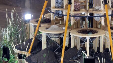 Instal·lació artística MONUSEDIMENT d'Eva Franch sobre la conca de l'Ebre a l'exposició de les Tres Xemeneies de Sant Adrià del Besòs