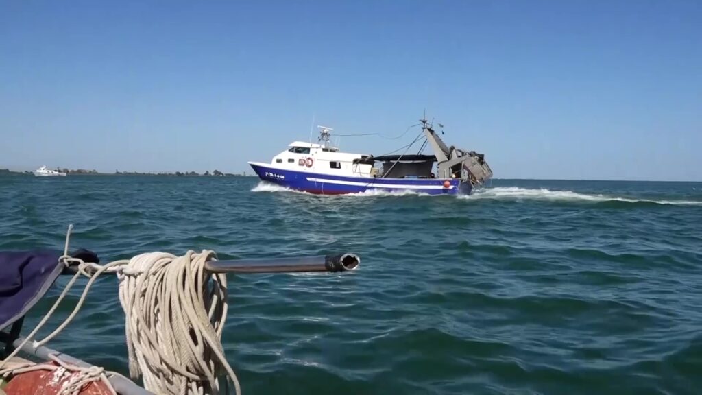 La flota d’arrossegament de la Ràpita inicia la veda biològica Una embarcació de la flota d'arrossegament de la Ràpita navegant per les aigües del delta de l'Ebre durant el període de pesca.