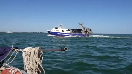 Una embarcació de la flota d'arrossegament de la Ràpita navegant per les aigües del delta de l'Ebre durant el període de pesca.