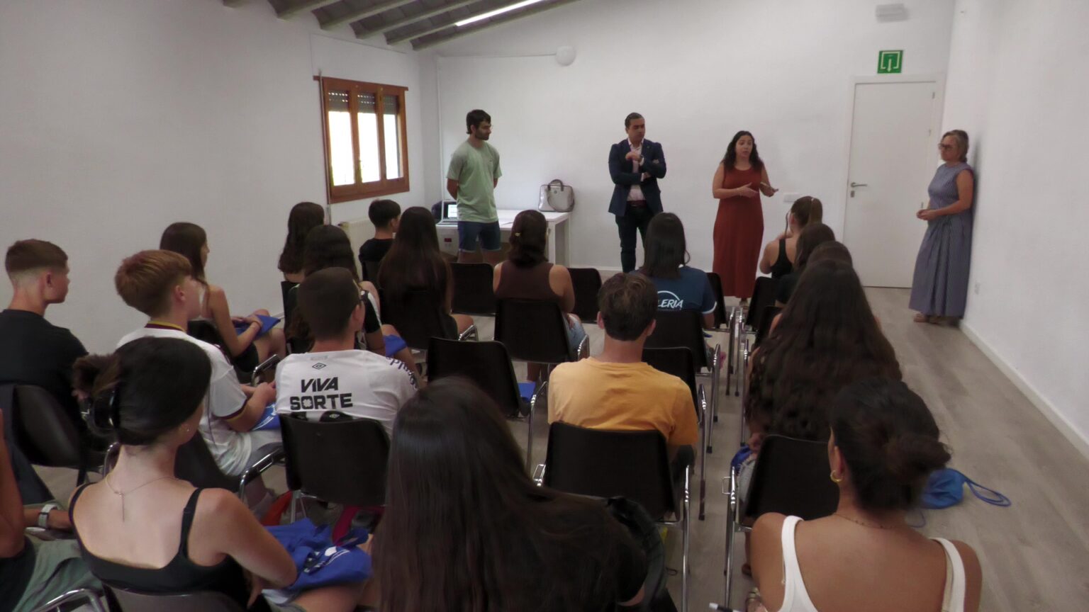 Jóvens asseguts en una aula assistint a la presentació del curs de premonitoratge de lleure a l'Espai Jove Maset de la Ràpita, Montsià.