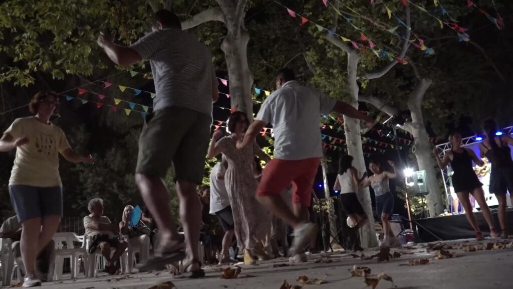 Gent ballant de nit en un sarau popular a Móra d'Ebre durant el Campus Ebrefolk.