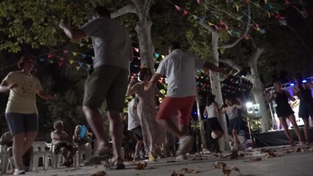 Gent ballant de nit en un sarau popular a Móra d'Ebre durant el Campus Ebrefolk.