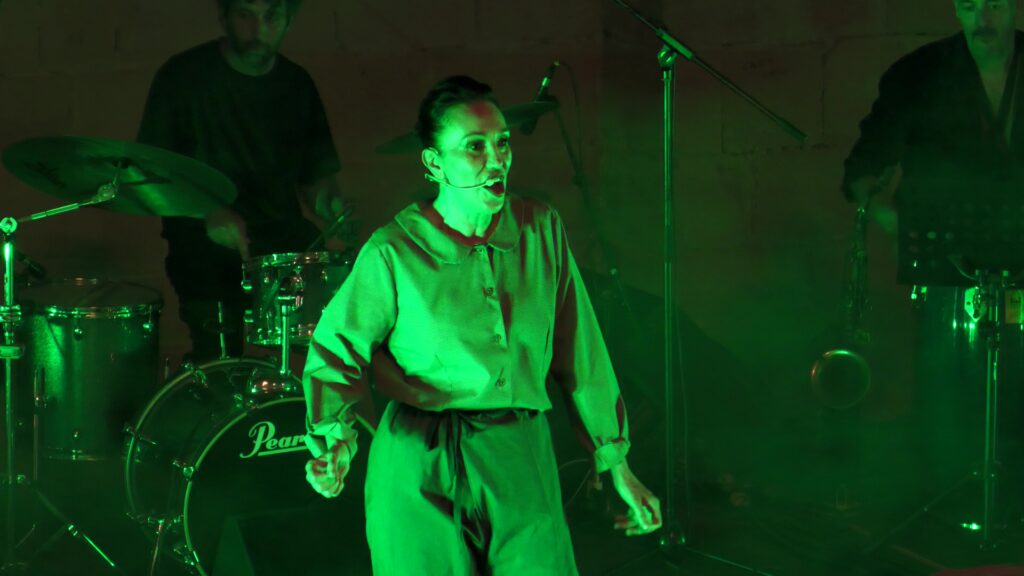 La Mostra de Jazz de Tortosa estrena l’espectacle ‘Dona i Essència’ d’Anna Amaré L'artista Anna Amaré actua durant l'estrena de l'espectacle Dona i Essència a la plaça de l'Absis de Tortosa, Baix Ebre.
