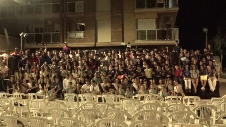 Grup de jóvens i autoritats locals durant la cloenda de les Festes Majors de Roquetes 2026.
