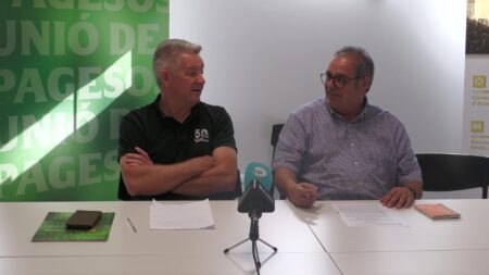 Rafel Verdiell i Josep Antoni Vidal durant la roda de premsa d'Unió de Pagesos a Tortosa.