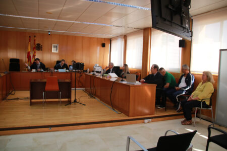 Sala de judicis de l'Audiència de Tarragona amb el tribunal penal, acusats i advocats en el veredicte de Tortosa.