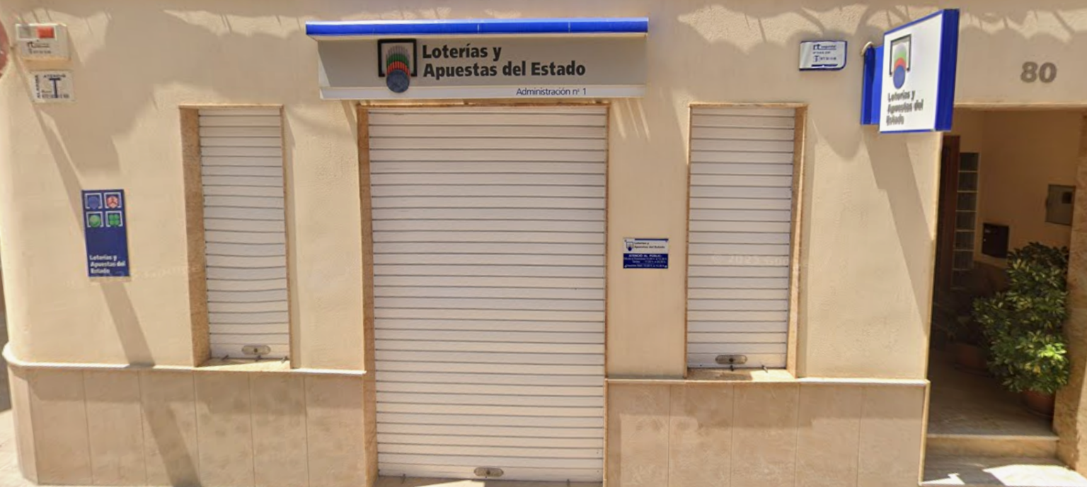 La fortuna de l'»Euromillones» pica a la porta d’Ulldecona amb un premi de 250.000 euros Façana de l'Administració de Loteries número 1 d'Ulldecona, al carrer Major 80