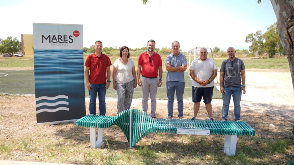 Presentació del banc de plàstic reciclat de Mares Circulares a Riumar, Deltebre, al Baix Ebre