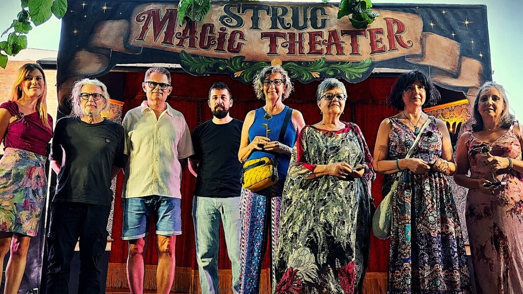 El Festival UN-I-VERS consolida Benifallet com a capital de la poesia ebrenca Grup de guanyadores i membres de l'organització dels II Jocs Florals de l'Ebre a l'escenari del festival UN-I-VERS a Benifallet, Baix Ebre.