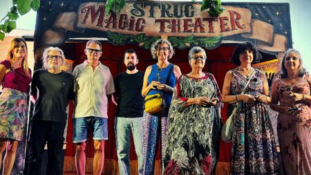 Grup de guanyadores i membres de l'organització dels II Jocs Florals de l'Ebre a l'escenari del festival UN-I-VERS a Benifallet, Baix Ebre.