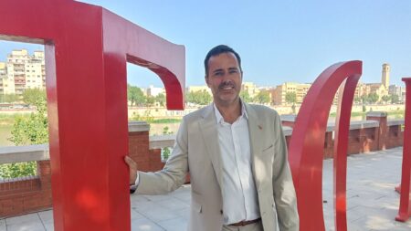 Jordi Jordan, candidat de Movem Tortosa a les eleccions municipals, al costat de les lletres monumentals de Tortosa