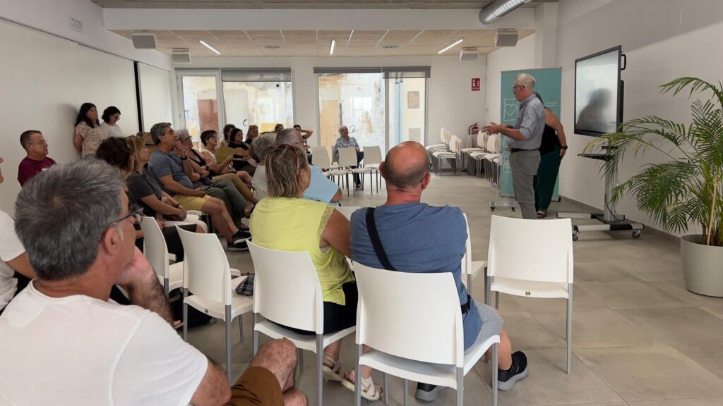 Presentació pública de l'Oficina Tècnica del Pla de Barris d'Amposta al Montsià amb veïns de la localitat