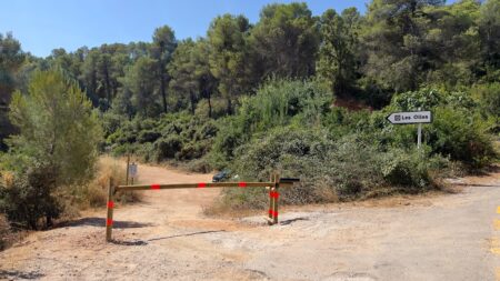 Les Olles regulen l’accés per preservar l’espai natural i millorar la seguretat Barrera de fusta instal·lada a l'accés de l'aparcament regulat de l'espai natural de les Olles, entre Horta de Sant Joan i Bot, a la Terra Alta.