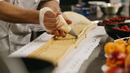 Demostració de pastisseria artesana amb mànega pastissera i fruita local al certamen GastroDolç de Flix, a la Ribera d'Ebre