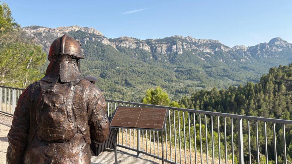 Escultura de bronze a escala real en memòria del bomber Antonio Serrano al mirador del municipi de Paüls, Baix Ebre.