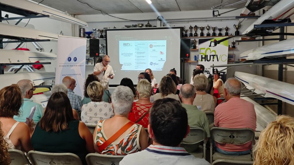 Presentació de l'estudi sobre els beneficis del rem adaptat en pacients de càncer de mama a les instal·lacions del Club de Rem Tortosa, al Baix Ebre.